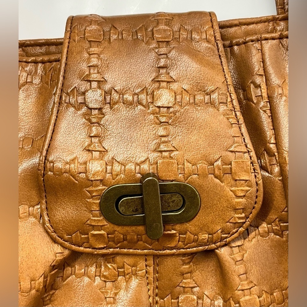 AMICI Accessories Elegant Tan Large Purse Tote or Shoulder Bag - Picture 4 of 16